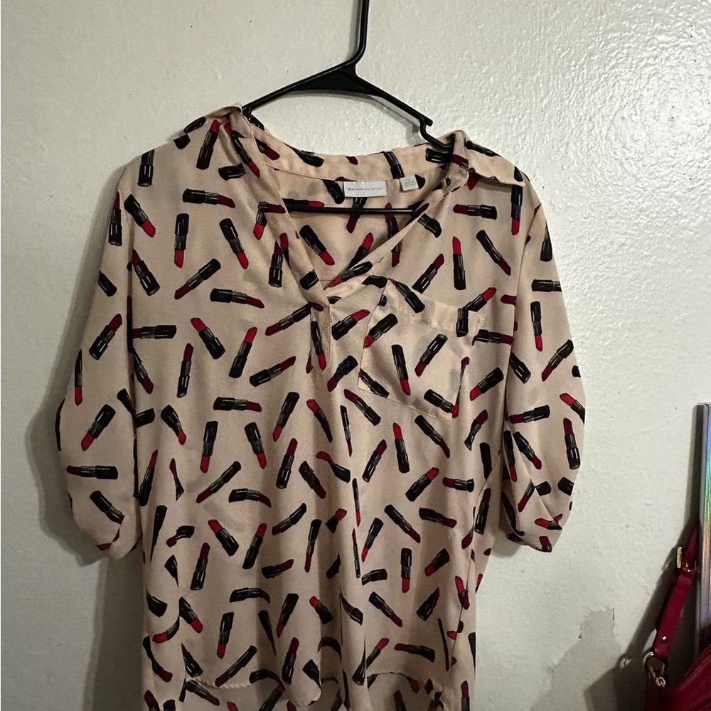 Chic Lipstick Print Blouse